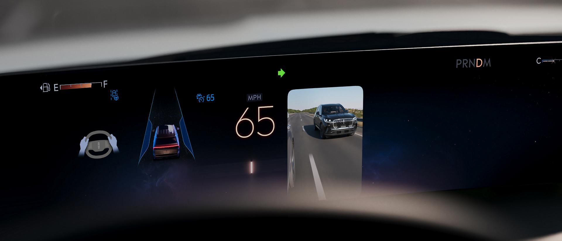 Un Lincoln Navigator 2026 conduit en mode mains libres sur une autoroute identifiée zone bleue