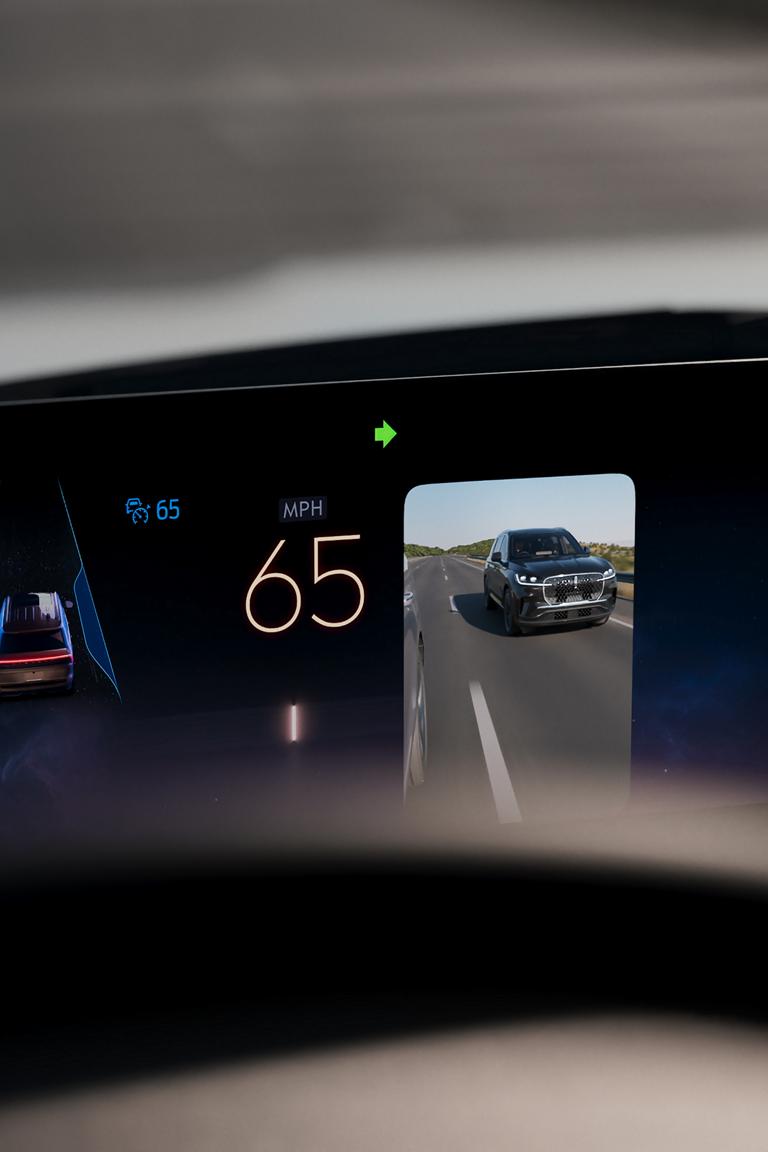 Un Lincoln Navigator 2026 conduit en mode mains libres sur une autoroute identifiée zone bleue