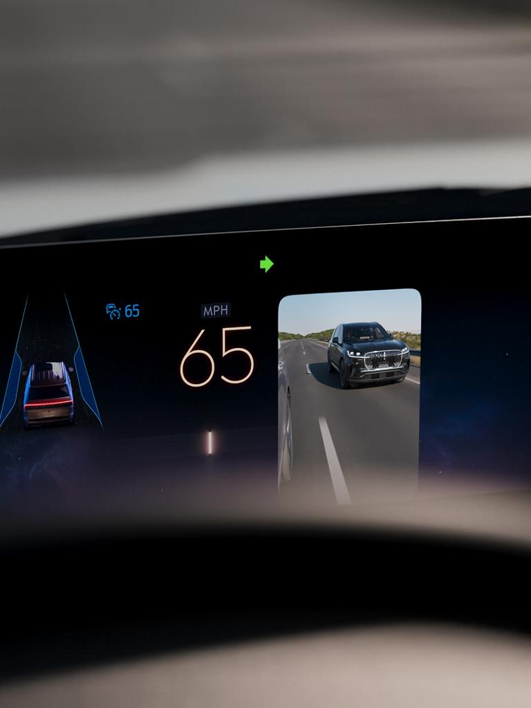 Un Lincoln Navigator 2026 conduit en mode mains libres sur une autoroute identifiée zone bleue