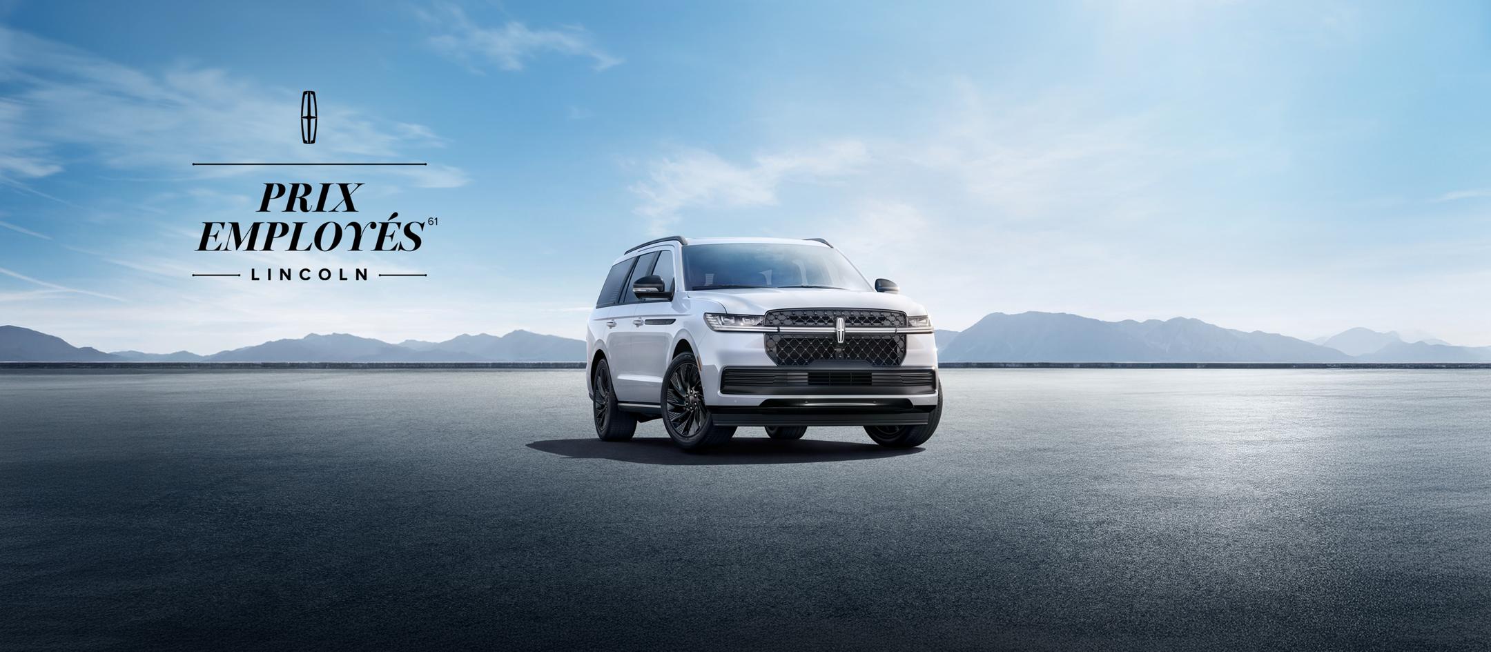 Prix employés Lincoln61. Lincoln Navigator présenté avec des montagnes en arrière-plan.