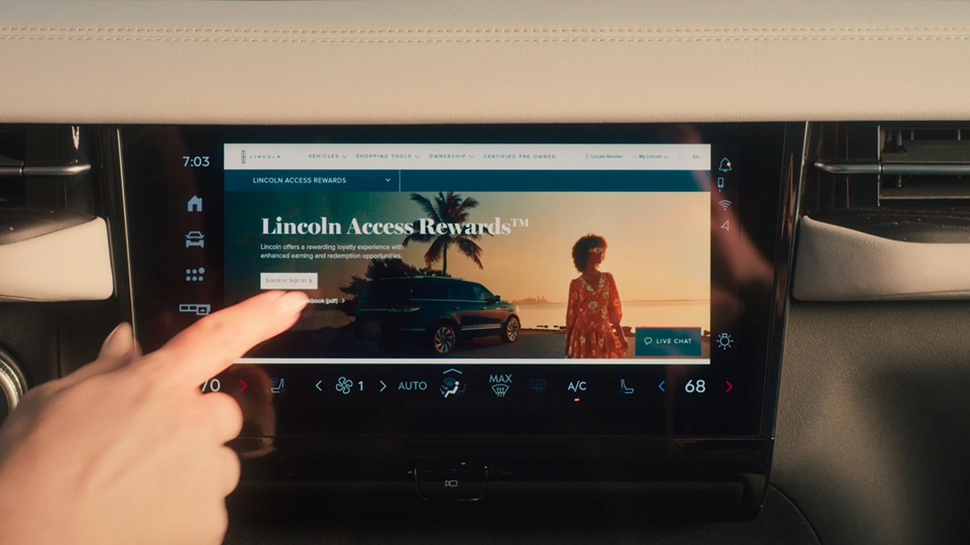 Une personne regarde son appareil portable qui affiche l'application Lincoln