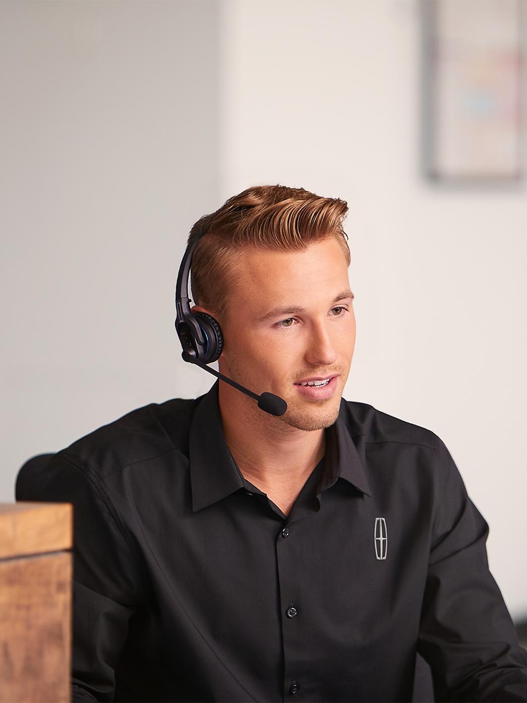 Un agent de soutien portant un casque d’écoute à un bureau.