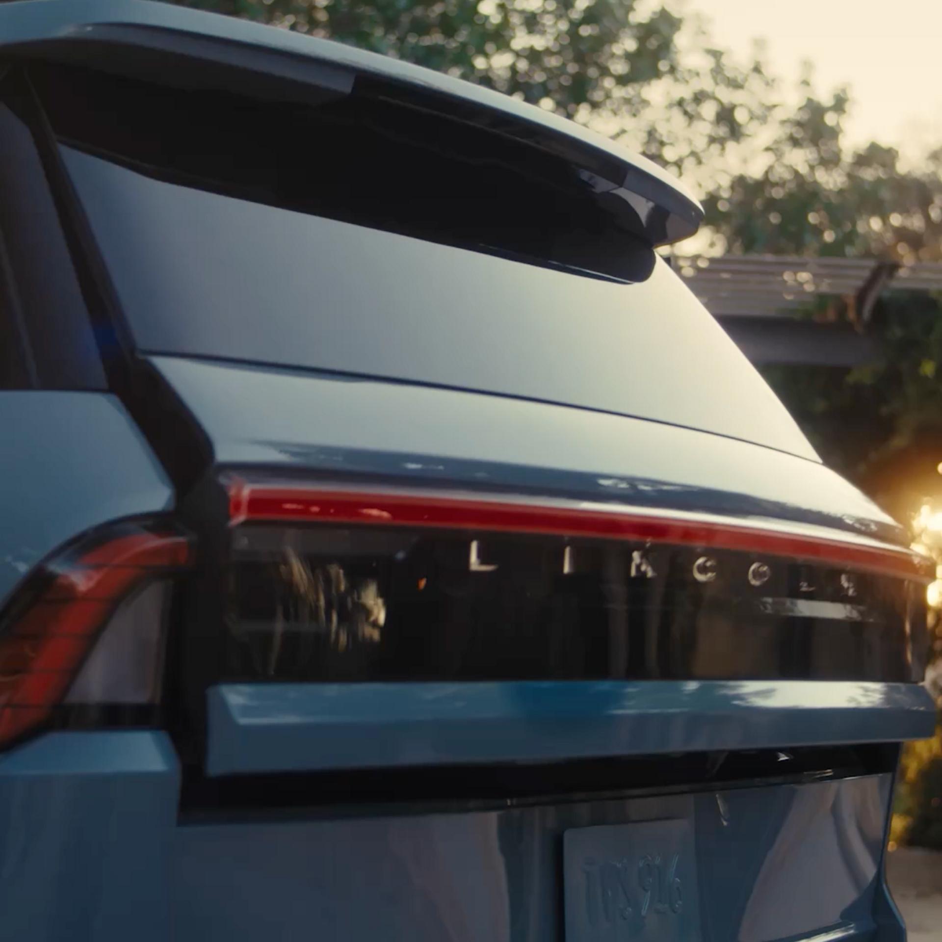 L’arrière d’un VUS Lincoln Navigator® 2027 ouvre le hayon divisé Lincoln, présentant la vaste zone de chargement