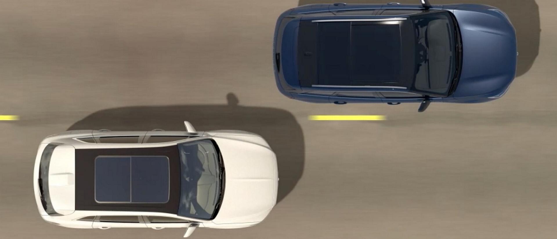 On voit ici, vue surplombant la route, un Lincoln Aviator® 2026 dépassant un autre véhicule