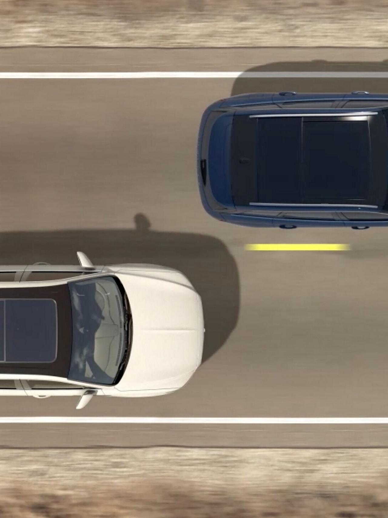 On voit ici, vue surplombant la route, un Lincoln Aviator® 2026 dépassant un autre véhicule