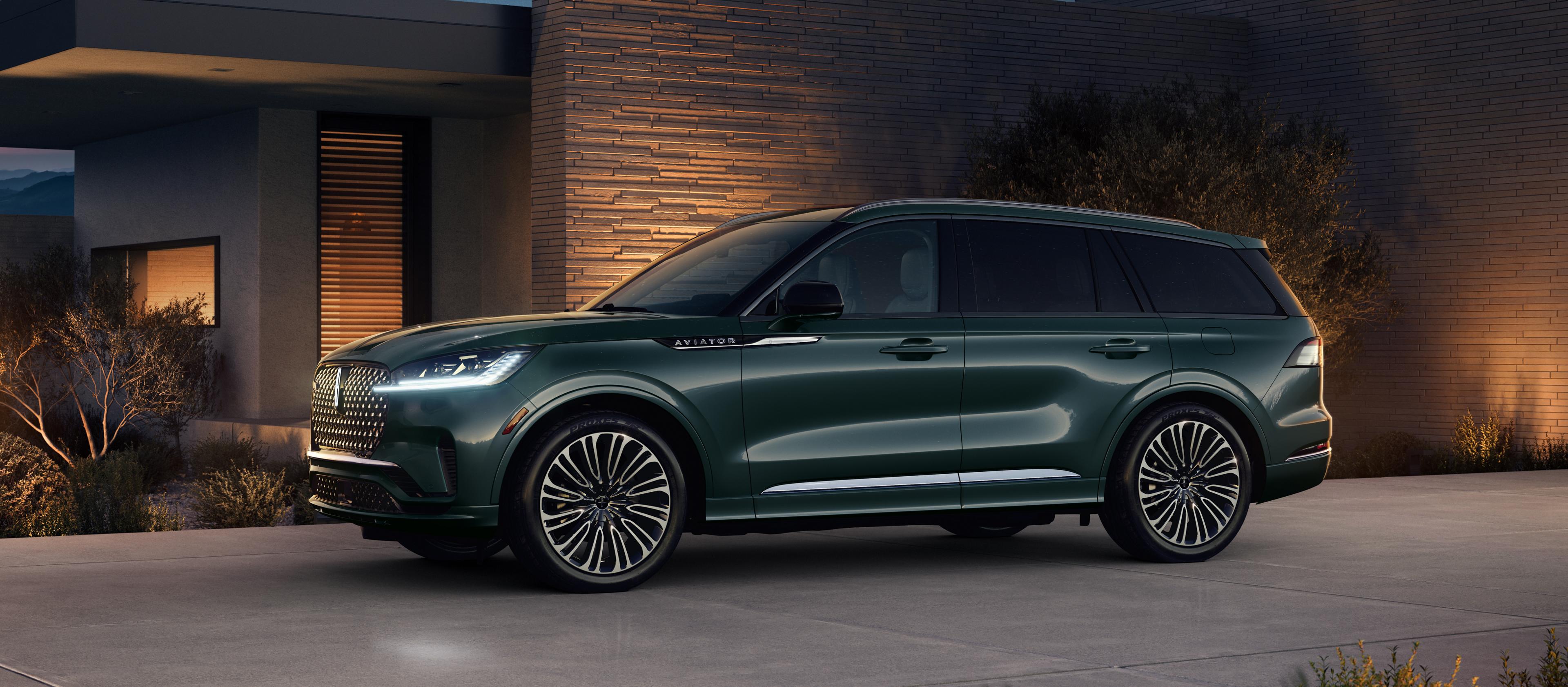 Un VUS Lincoln Black Label Aviator® 2026 est garé dans l’entrée d’une maison moderne dans le sud-ouest
