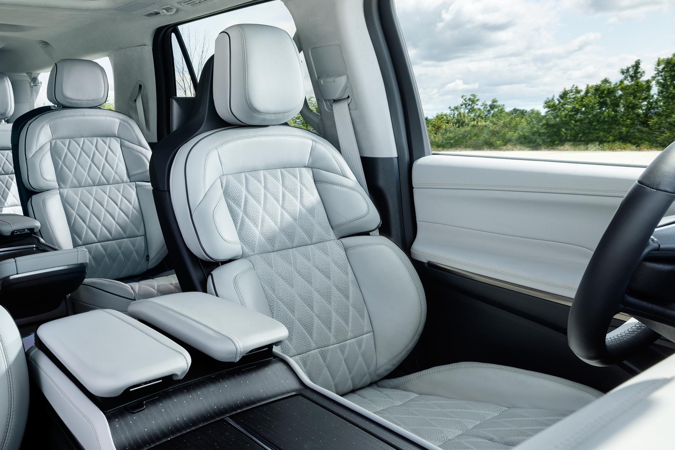 Les sièges avant Position parfaite d’un modèle Lincoln Navigator® Black Label™ 2027