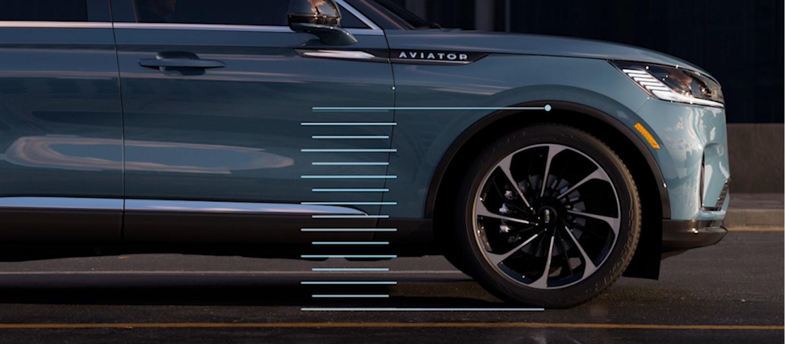 Un Lincoln Aviator 2026 est présenté avec des hauteurs de suspension simulées pour différents modes de conduite