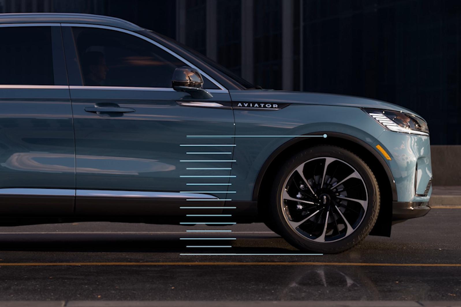 Un Lincoln Aviator 2026 est présenté avec des hauteurs de suspension simulées pour différents modes de conduite