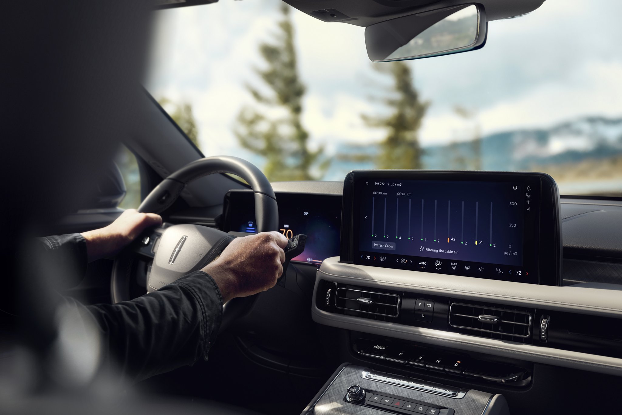 L’intérieur d’un Lincoln Aviator 2026 avec le réglage de rafraîchissement automatique de l’air en option sur l’écran tactile central