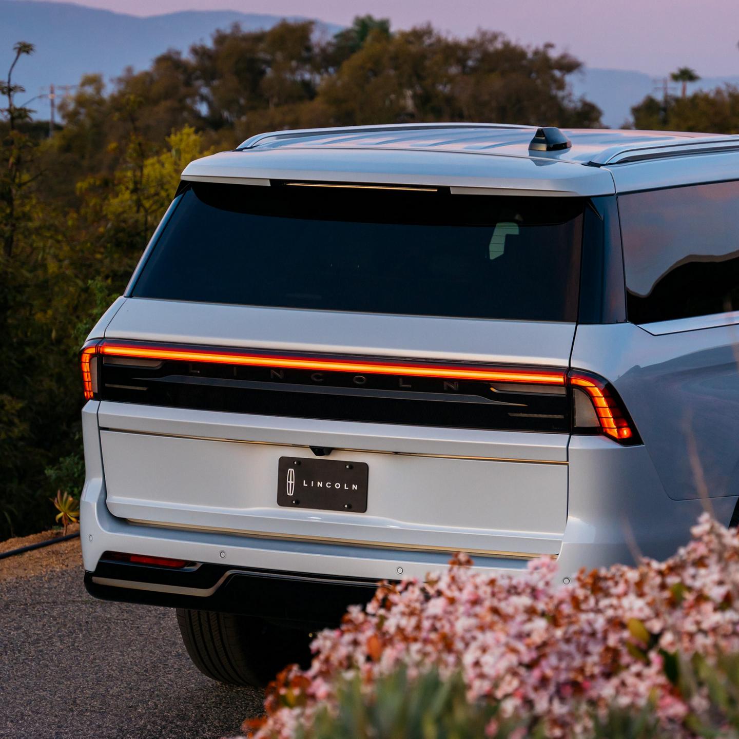 Le bouton de commande inspiré du cristal sur la console centrale d’un VUS Lincoln Navigator® 2027