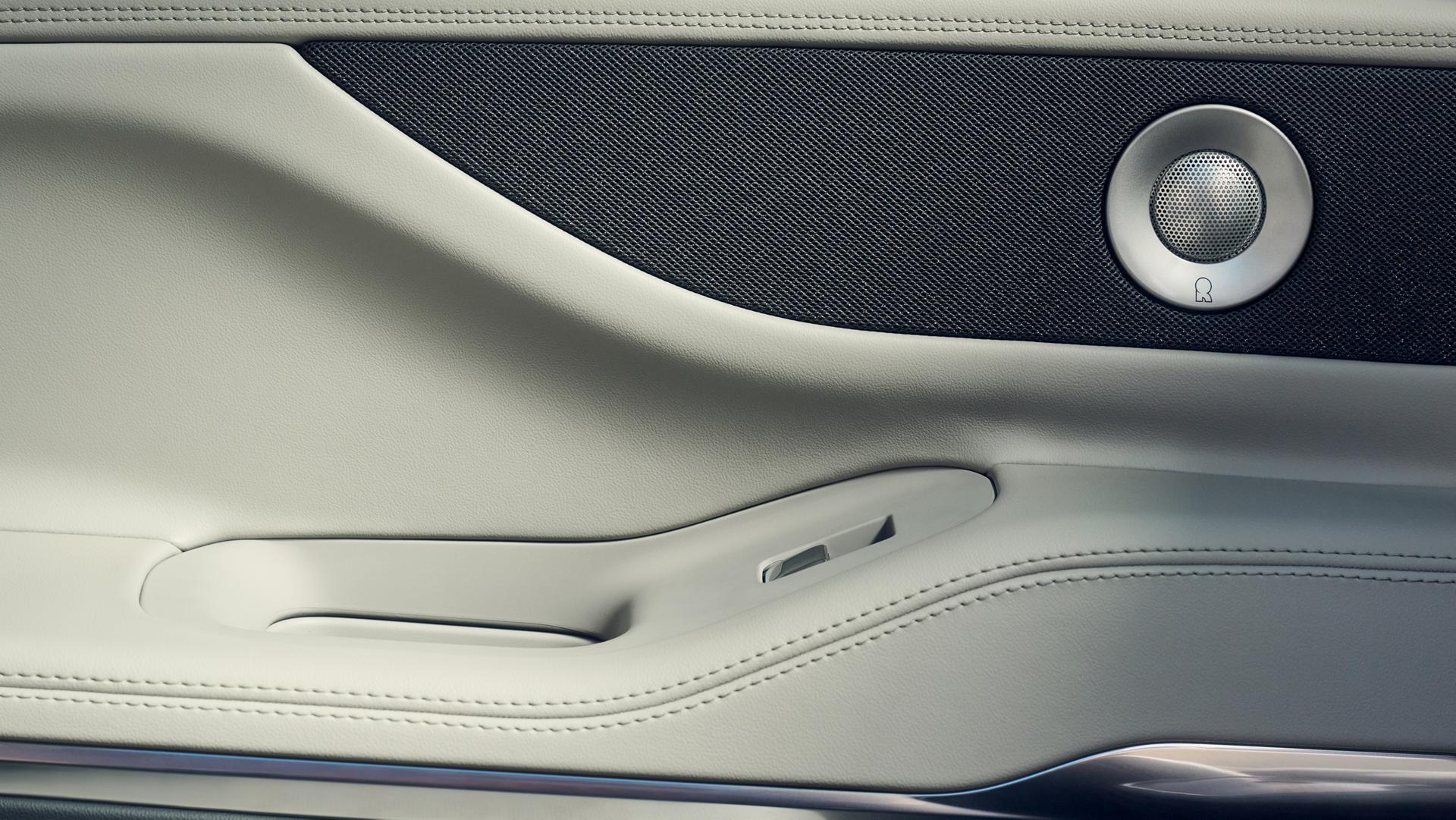 Les haut-parleurs Revel® Ultima sont illustrés dans la portière du conducteur d’un VUS Lincoln Navigator 2026