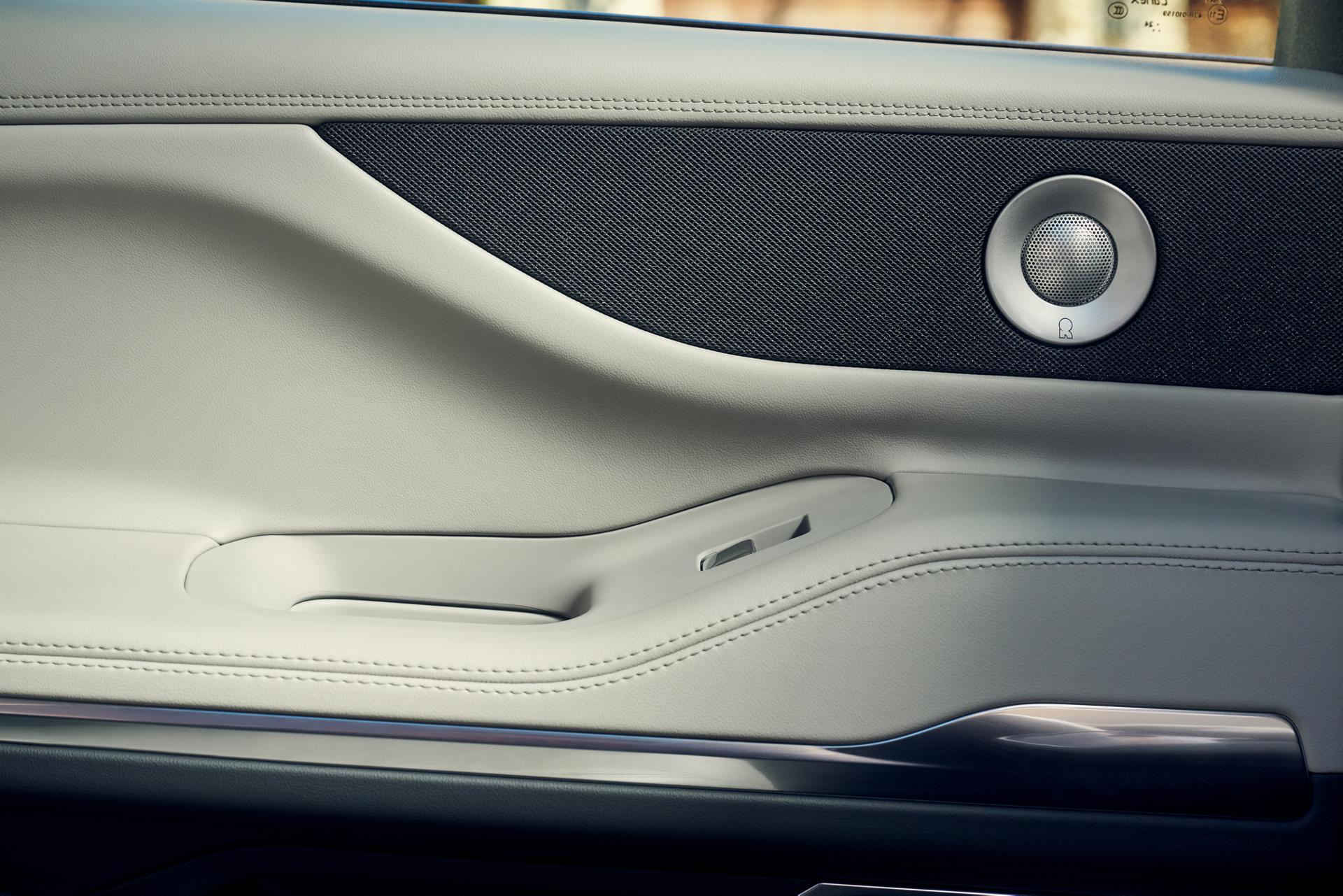 Les haut-parleurs Revel® Ultima sont illustrés dans la portière du conducteur d’un VUS Lincoln Navigator 2026