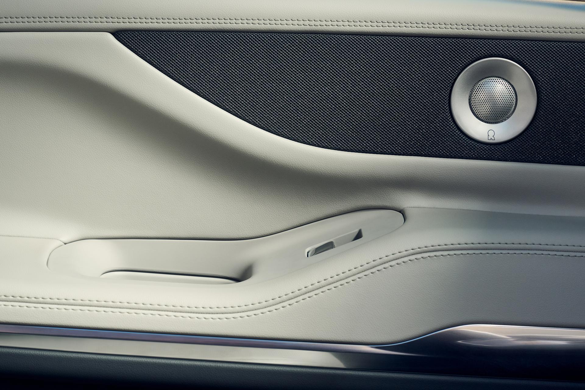 Les haut-parleurs Revel® Ultima sont illustrés dans la portière du conducteur d’un VUS Lincoln Navigator 2026