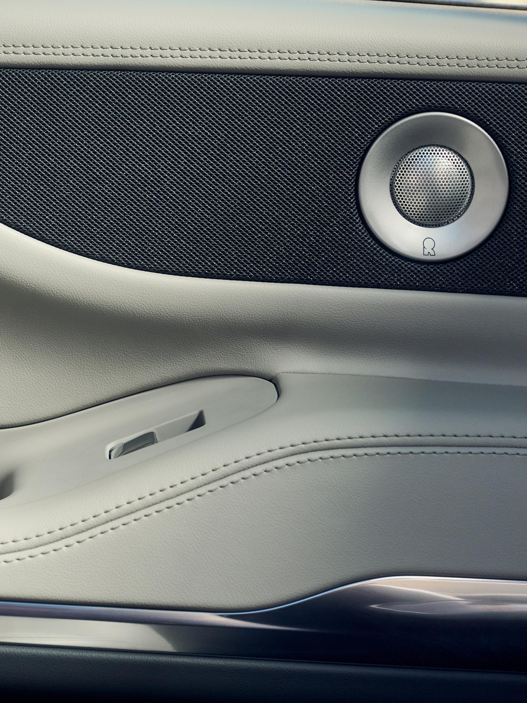 Les haut-parleurs Revel® Ultima sont illustrés dans la portière du conducteur d’un VUS Lincoln Navigator 2026