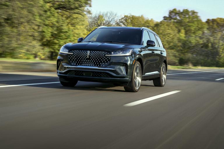 Le Lincoln Aviator circulant sur une route.