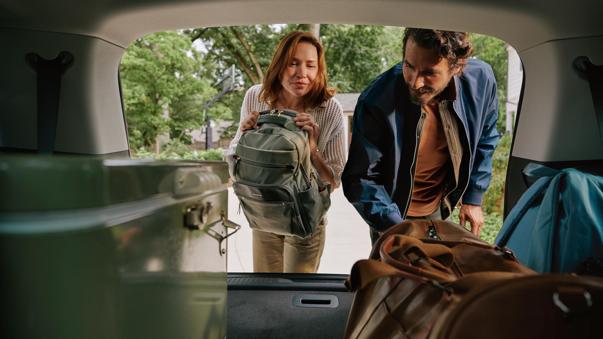 Un couple en train de charger la zone de chargement d’un Lincoln Aviator® 2027