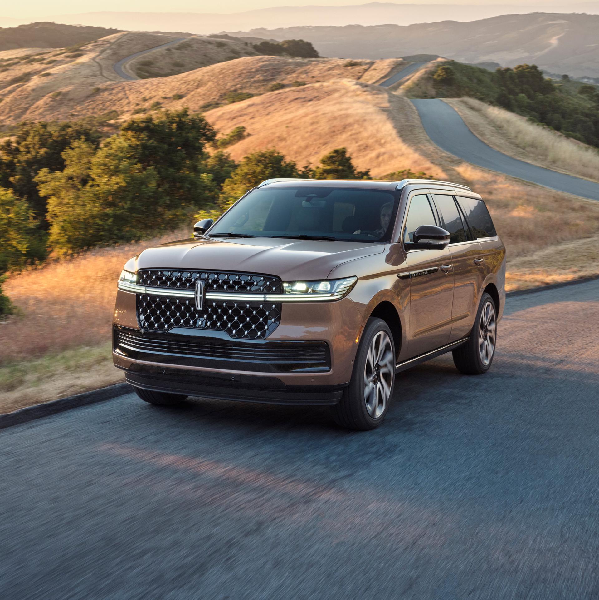 Un VUS Lincoln Black Label Navigator® 2026 est conduit sur une route de campagne