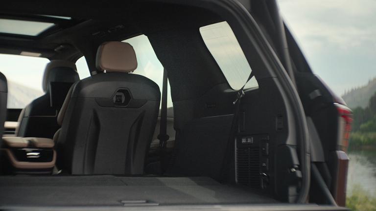 Un VUS Lincoln Navigator® 2027 avec le hayon divisé Lincoln ouvert montrant une troisième rangée rabattue