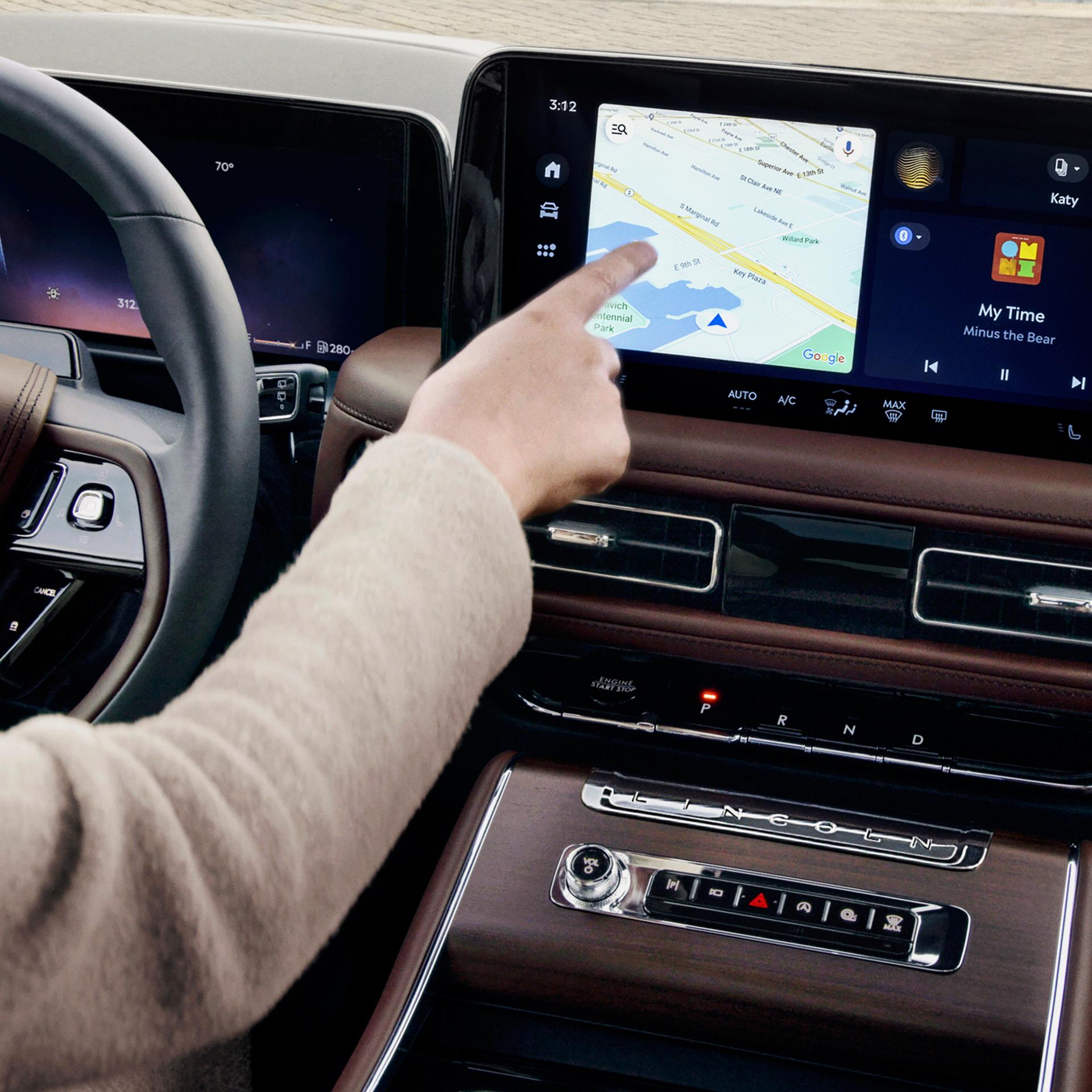 Une personne tape sur l’écran tactile de la console centrale d’un VUS Lincoln Aviator® 2026