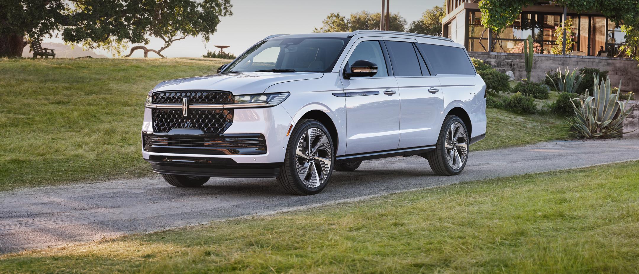 VUS Lincoln Navigator 2026 stationné devant une résidence moderne.