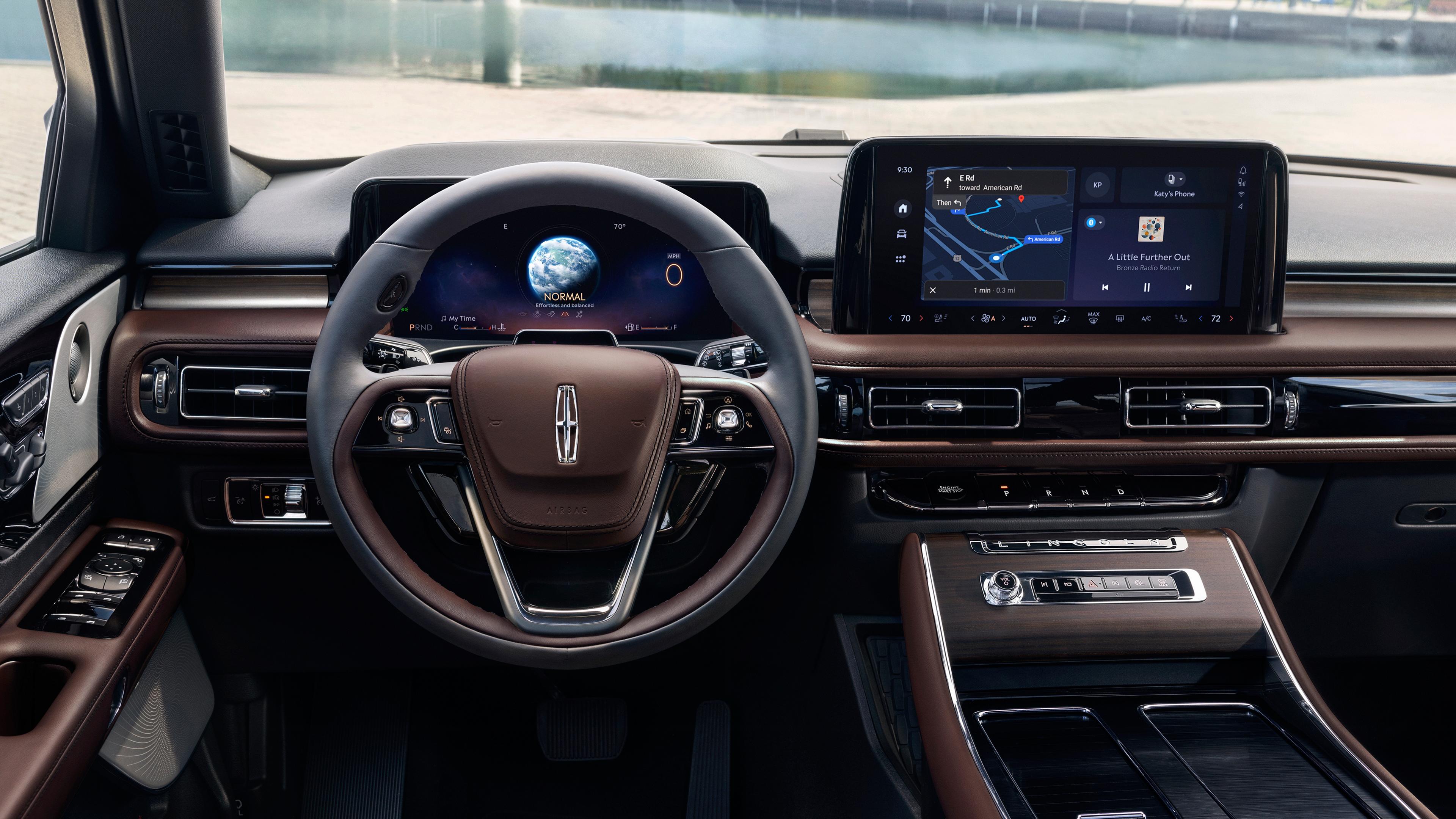 Le tableau de bord du conducteur derrière le volant d’un Lincoln Aviator® 2027