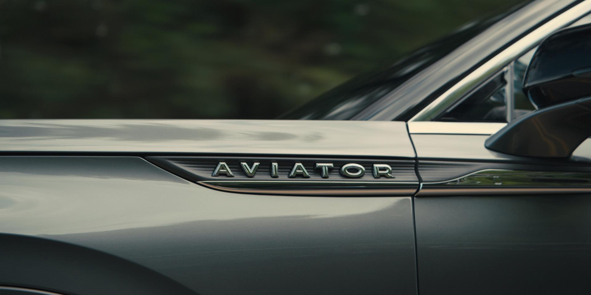 L’insigne latéral d’un Lincoln Aviator® 2027 avec lettrage indiquant Aviator