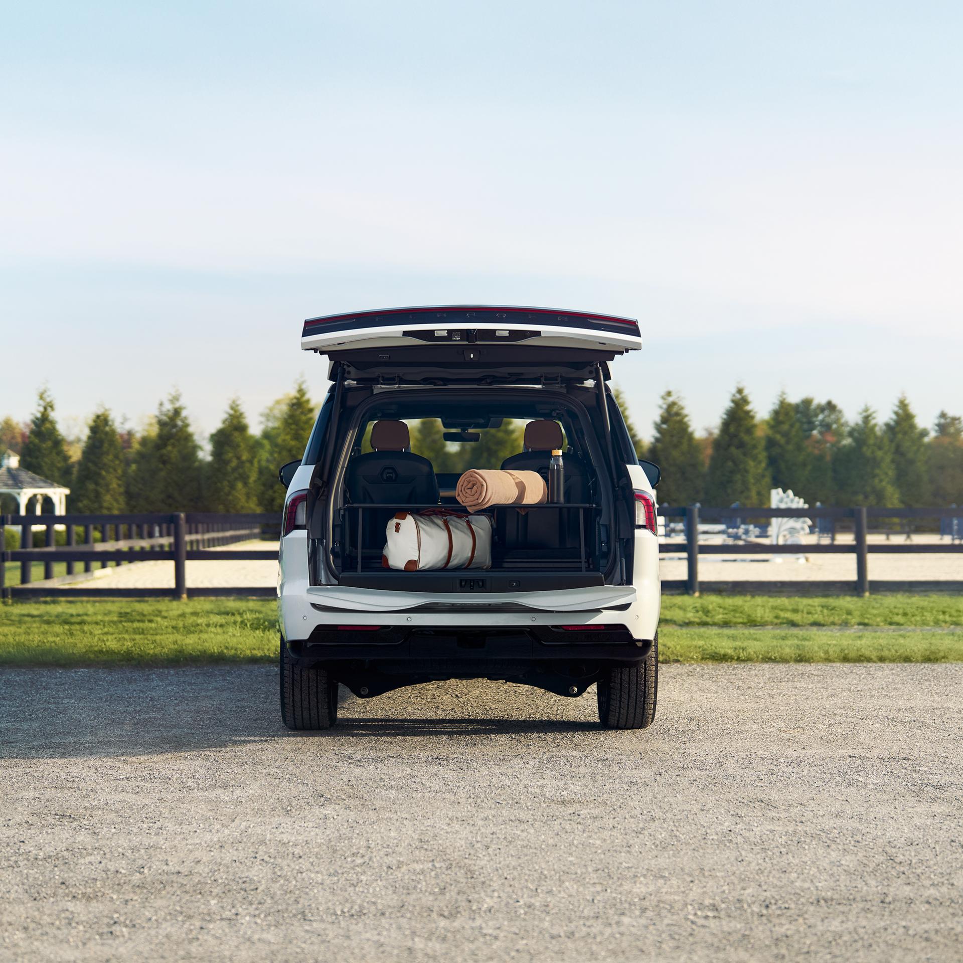 Vue arrière directe d’un VUS Lincoln Navigator® 2027 avec le portillon divisé Lincoln ouvert