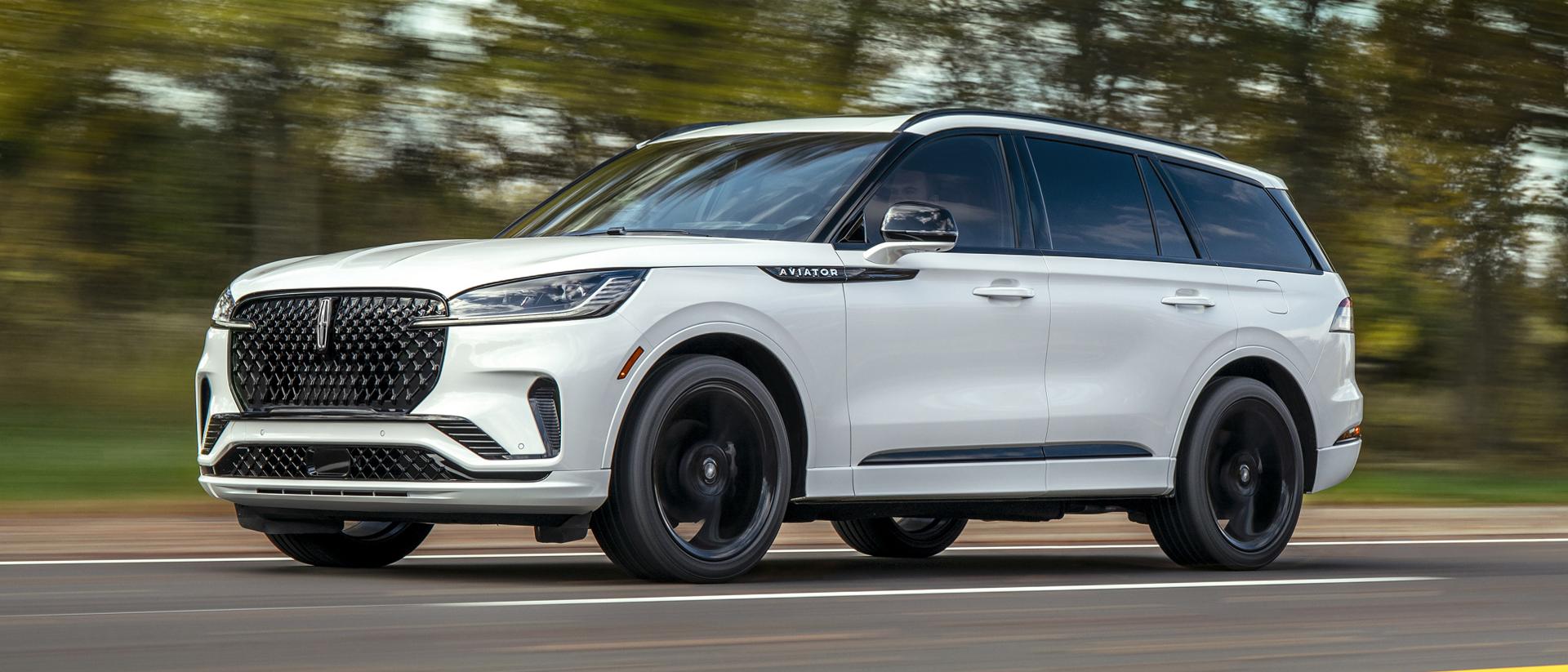 Un Lincoln Aviator® de 2026 circule sur une route de campagne