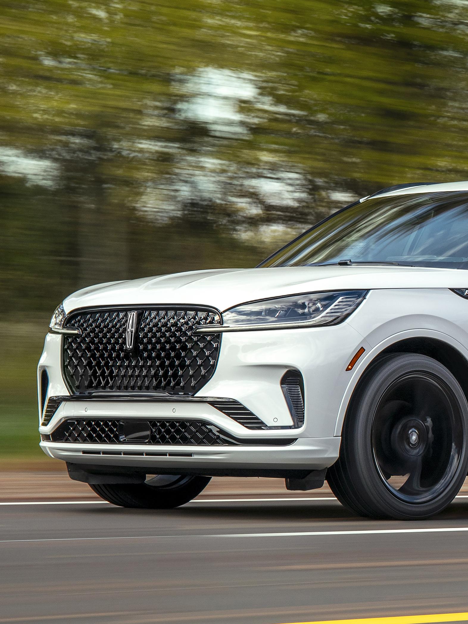 Un Lincoln Aviator® de 2026 circule sur une route de campagne