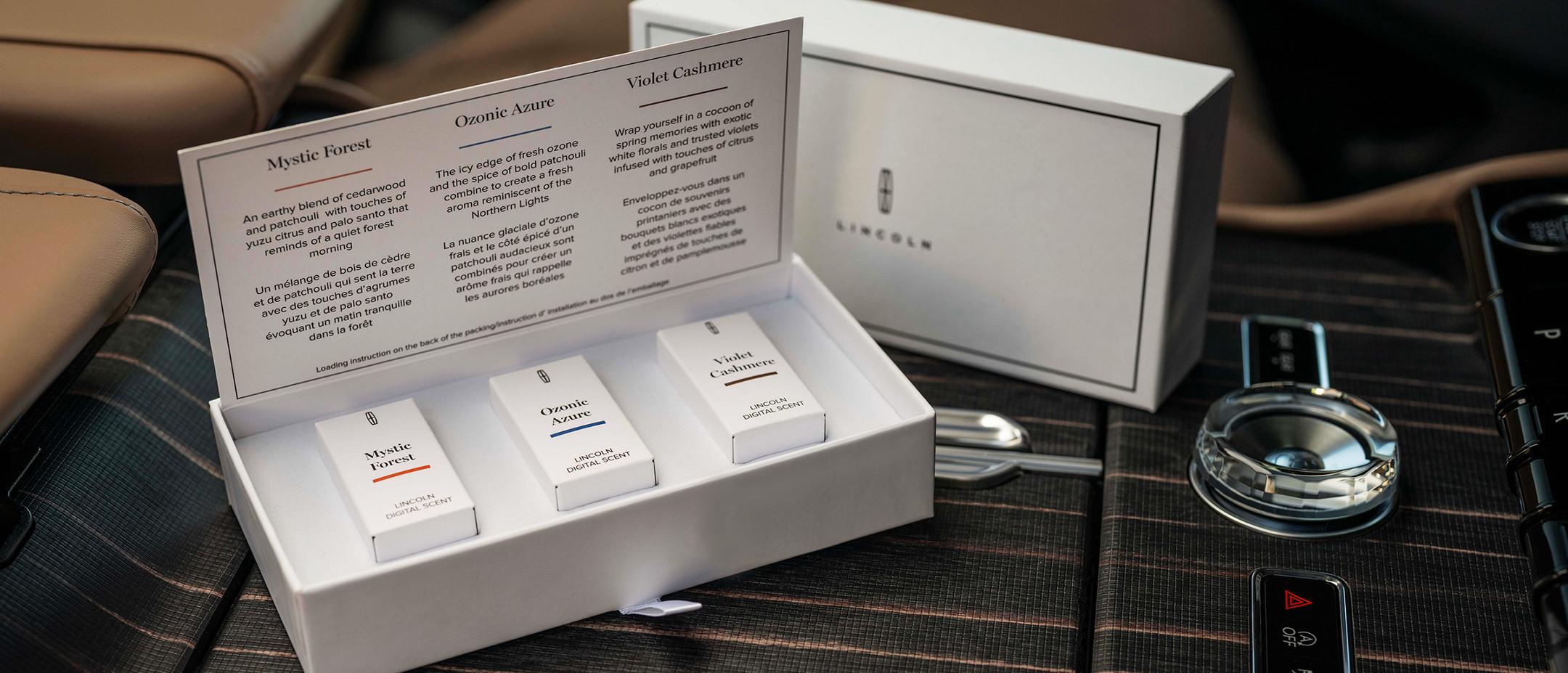 Les cartouches de parfum numérique sont présentées dans une boîte à l’intérieur d’un véhicule Lincoln.