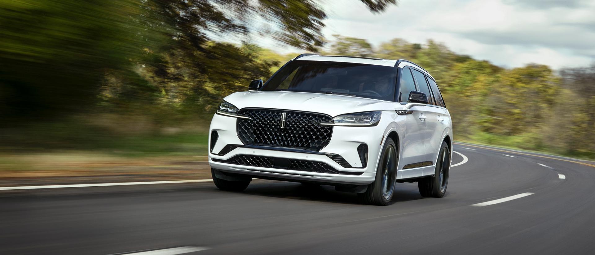 Un Lincoln Aviator® de 2026 circule sur une route de campagne