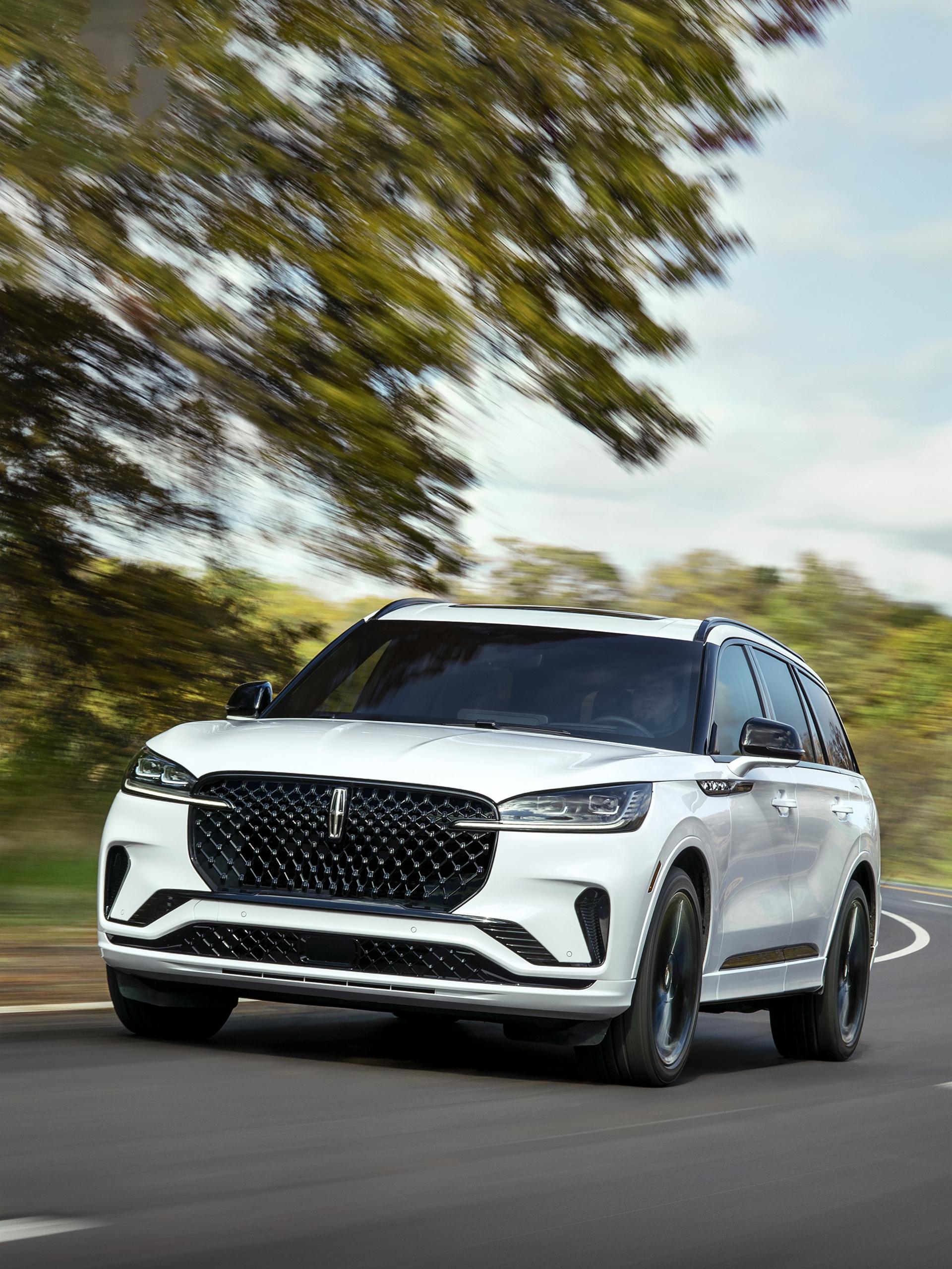 Un Lincoln Aviator® de 2026 circule sur une route de campagne