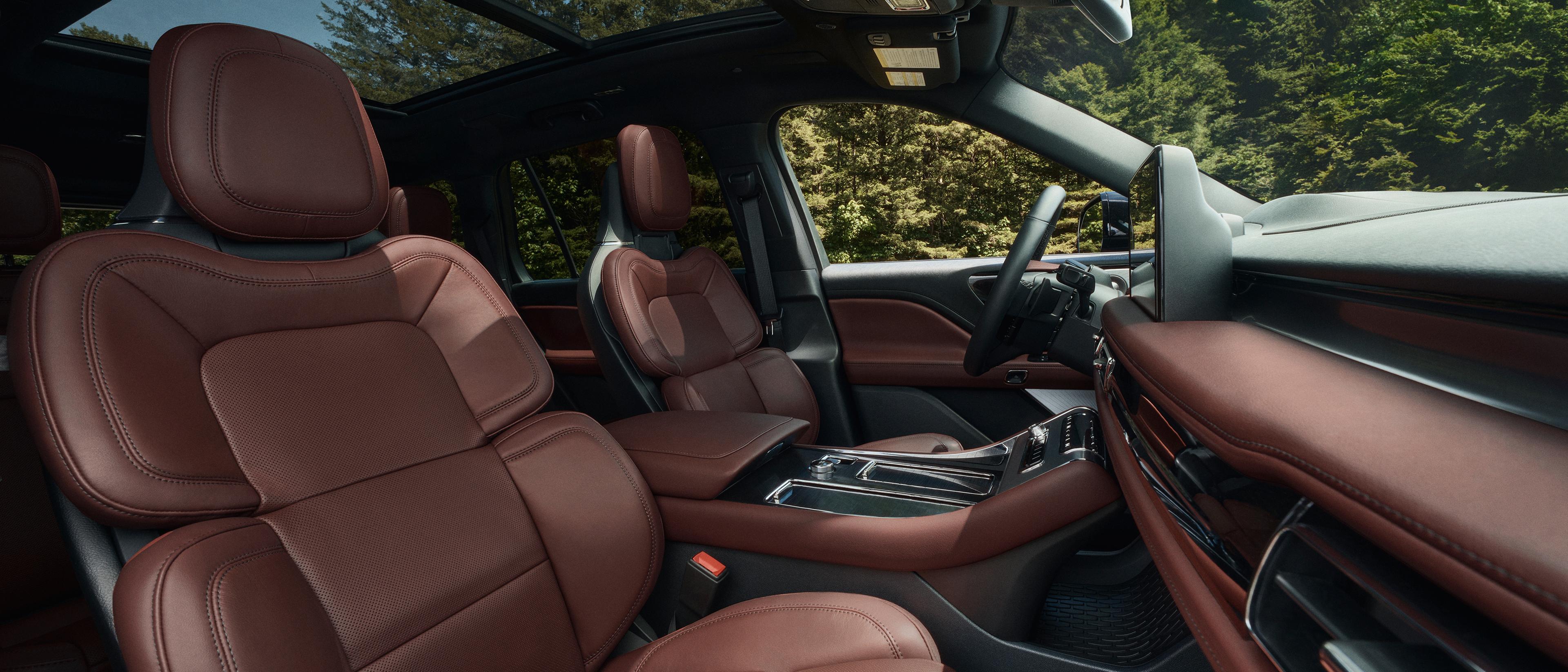 Intérieur du Lincoln Aviator® 2027 avec sièges avant et volant chauffants