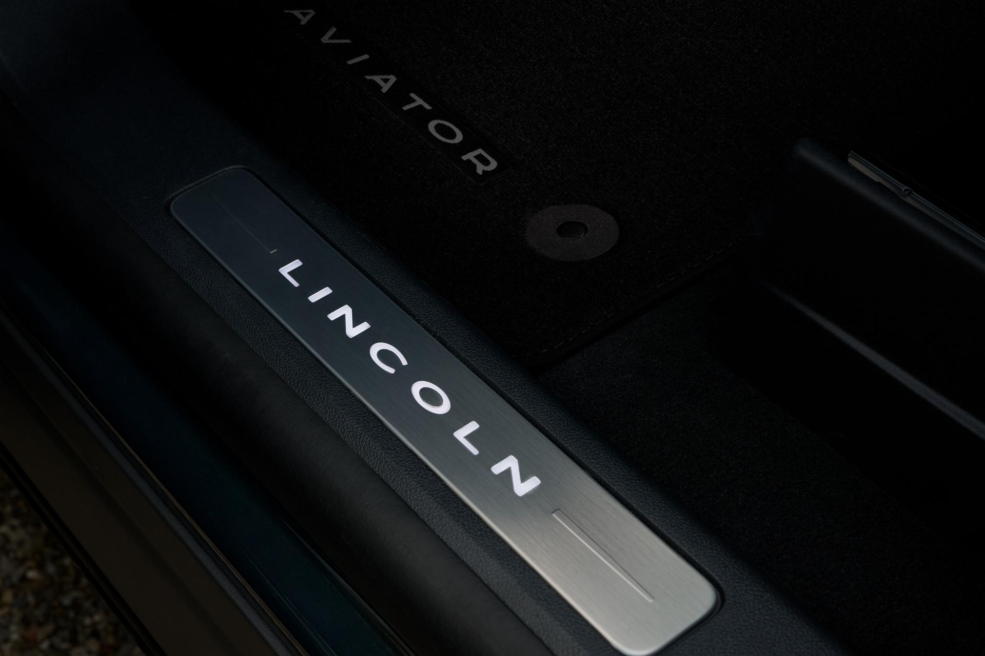 Le lettrage indique Lincoln sur le bas de portière en aluminium