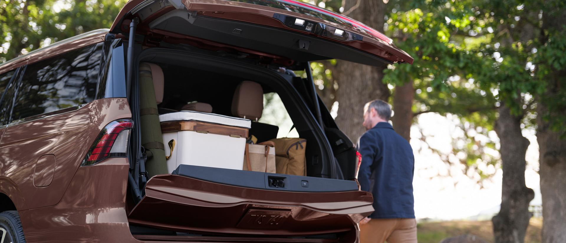 Le hayon électrique Lincoln en deux sections s'ouvre pour dévoiler l'espace de chargement