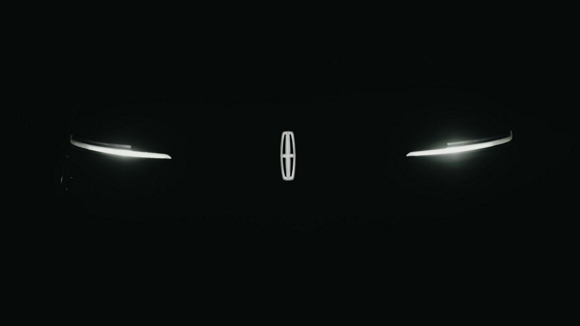 La séquence Lincoln Embrace s’illumine sur la calandre d’un Lincoln Aviator® 2027