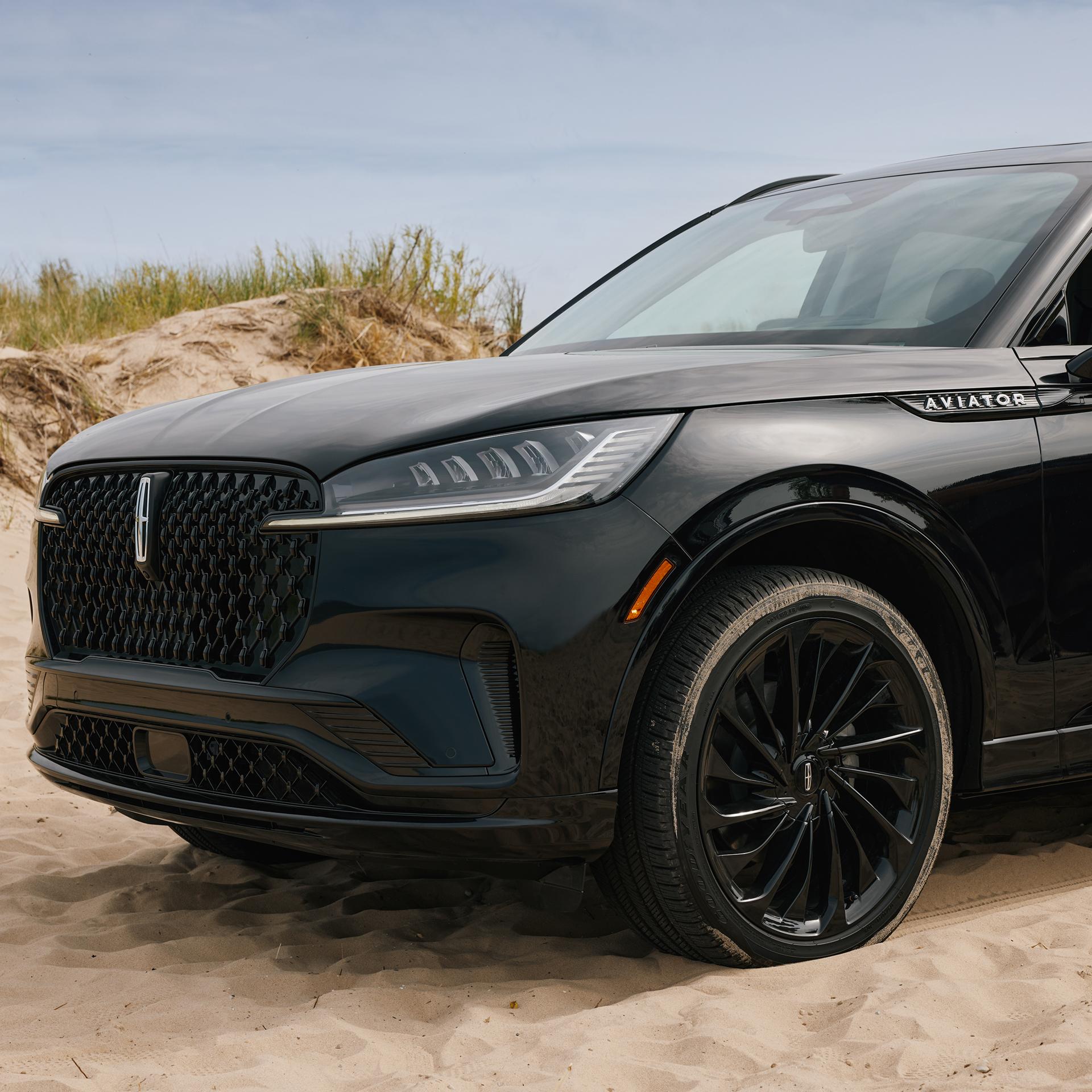 Un Lincoln Aviator® 2027 stationné sur un belvédère en bord de mer