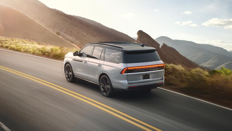 Un VUS Lincoln Navigator® 2027 roule sur une route de montagne sinueuse