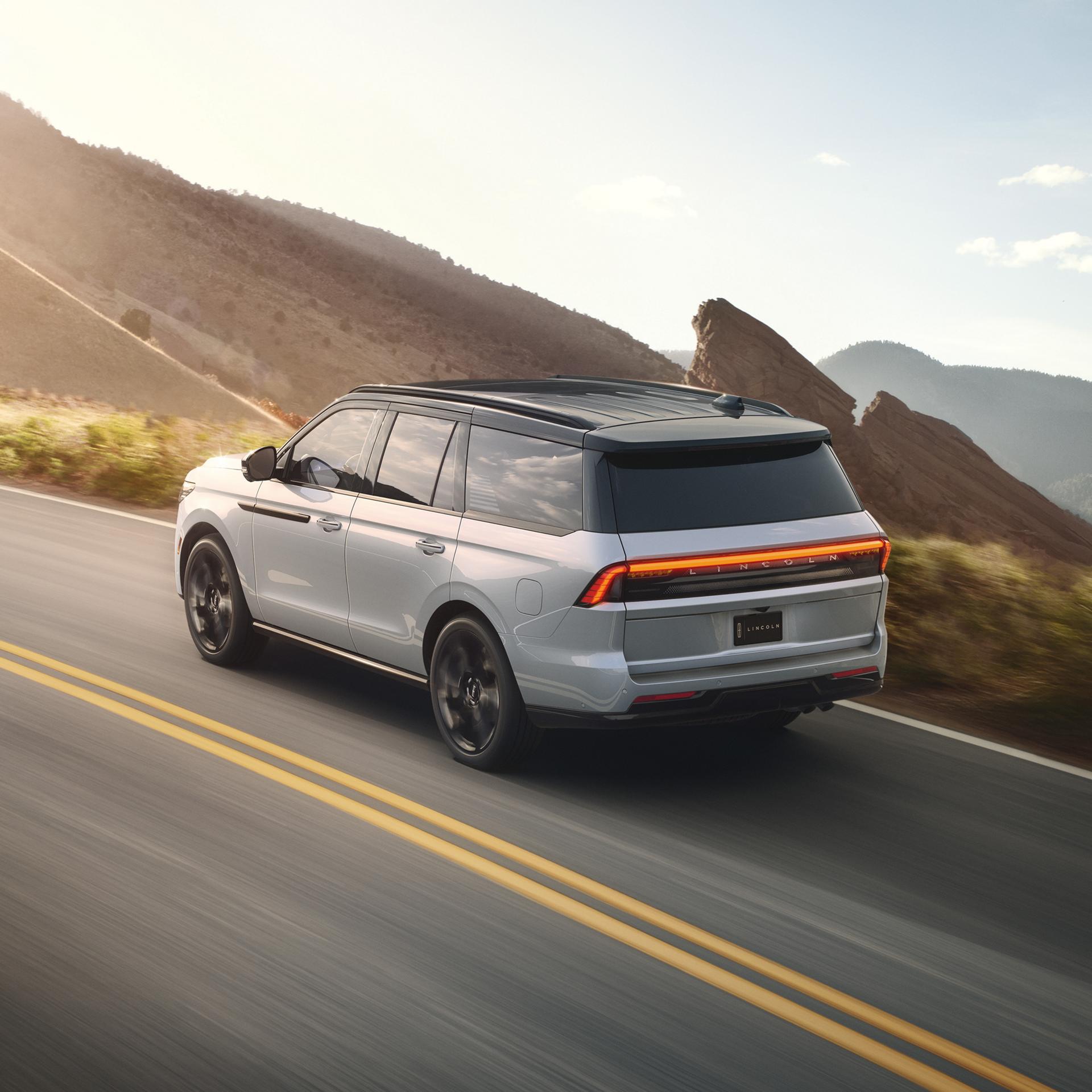 Une prise de vue arrière en hauteur du modèle Lincoln Navigator® Black Label™ 2027 avec l’ensemble Édition spéciale en option