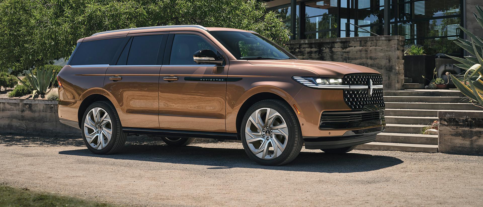 Lincoln Navigator 2025 stationné à l’extérieur d’un bâtiment