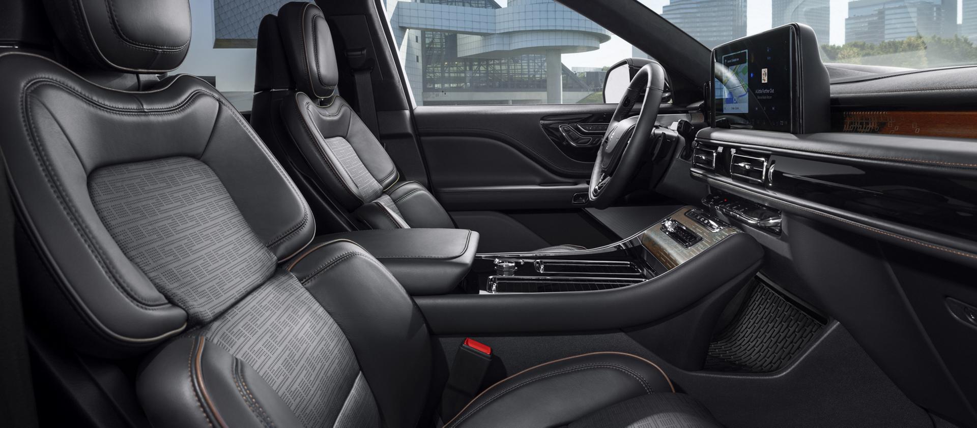 L’intérieur d’un Lincoln Aviator® Black Label® 2027 avec la thématique Invitation