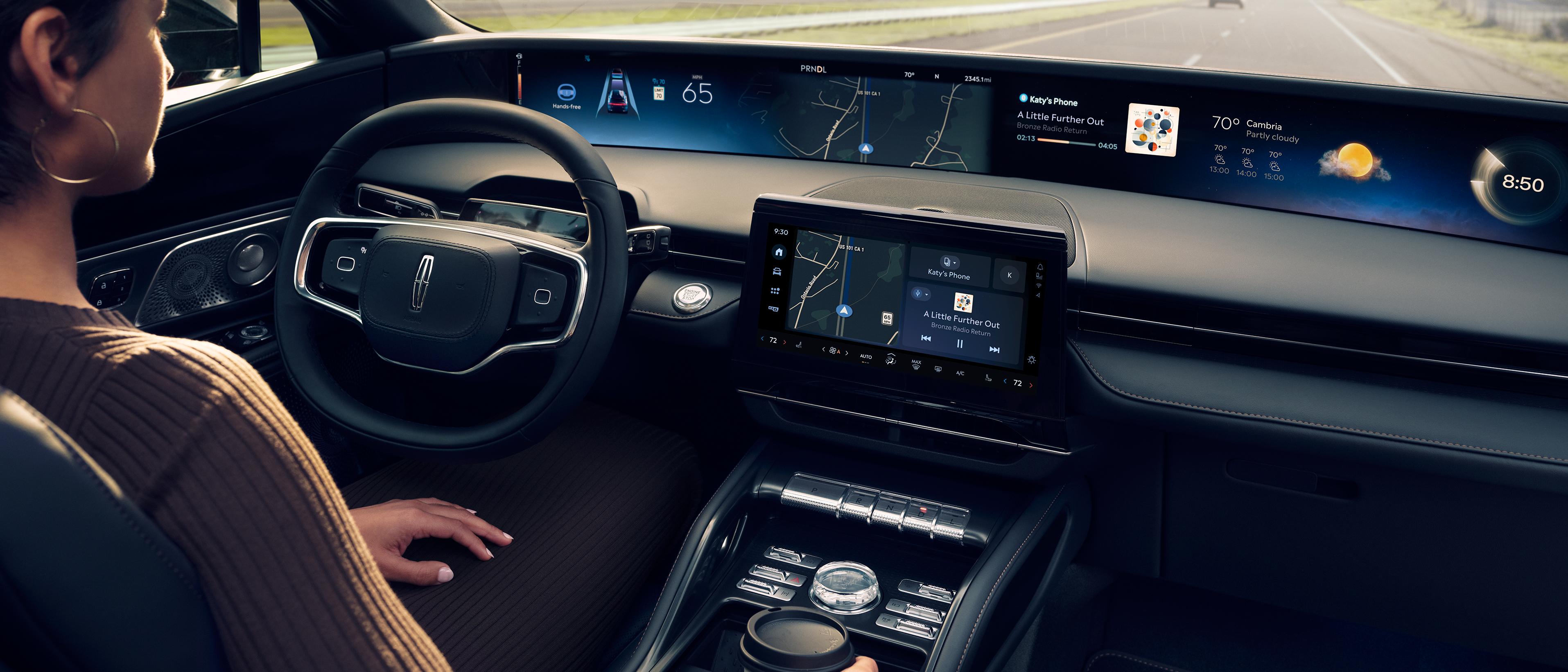 Le conducteur d’un VUS Lincoln Nautilus 2027 profite d’une conduite sur autoroute mains libres grâce au système Lincoln BlueCruise