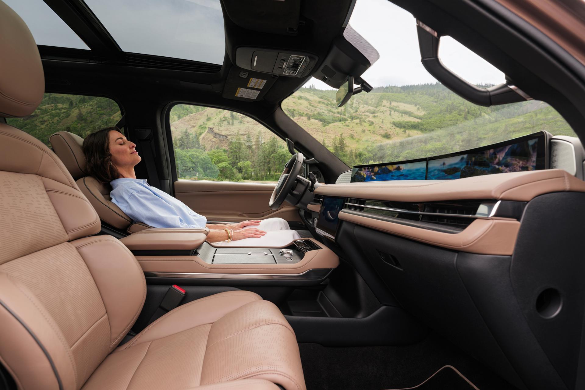 Une femme au volant du Lincoln Navigator® Black Label 2026 profite de la fonction Rejuvenate.
