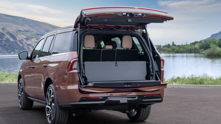 L’arrière d’un VUS Lincoln Navigator® 2027 avec le hayon divisé Lincoln fermé.