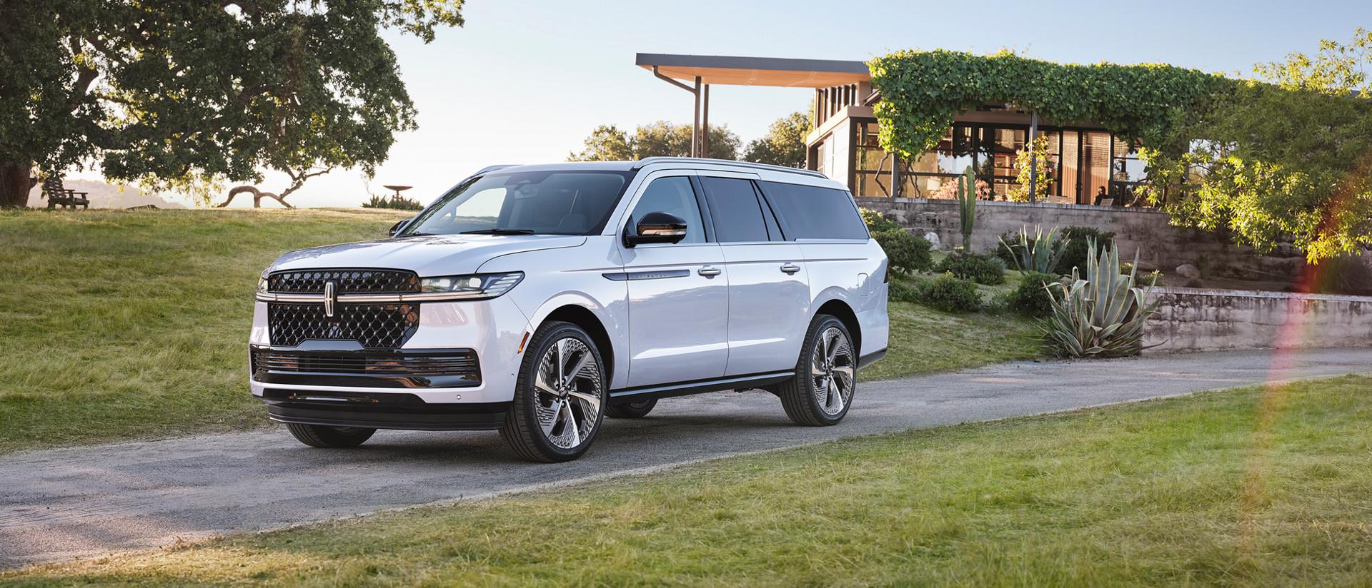 Un VUS Lincoln Black Label Navigator® 2026 est conduit sur une route de campagne