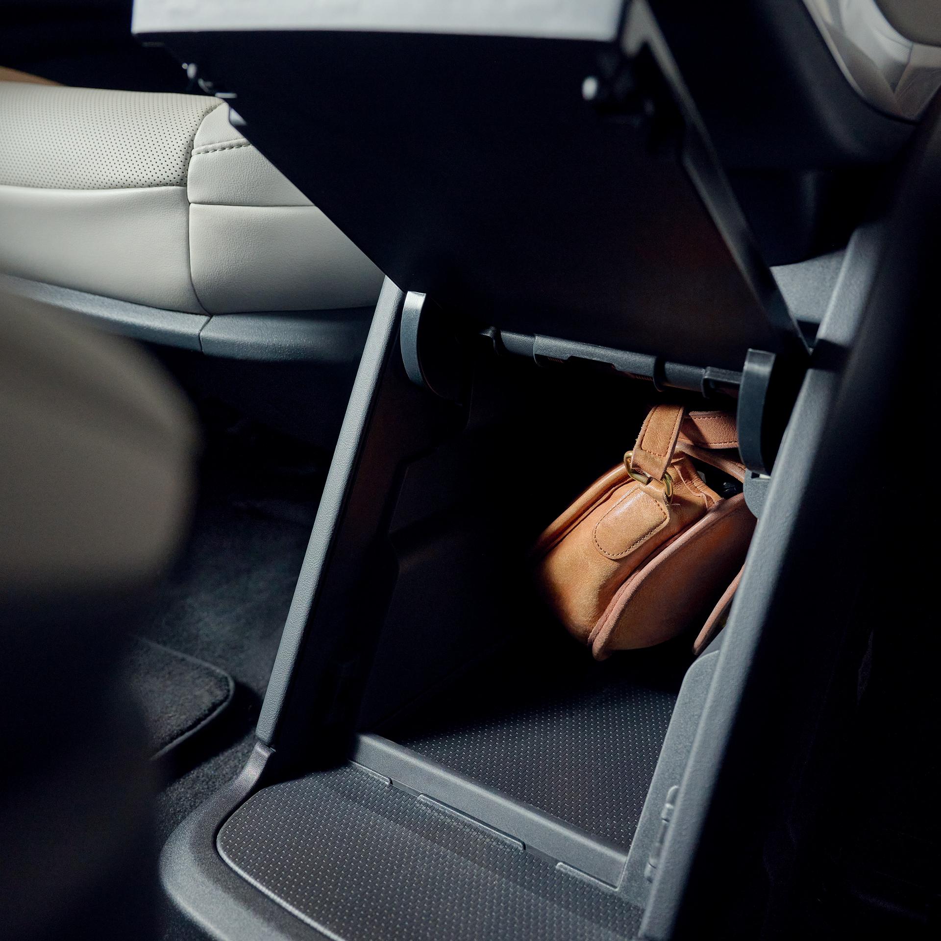 La deuxième rangée d’un modèle Lincoln Navigator® Black Label™ 2027 offre un rangement pratique