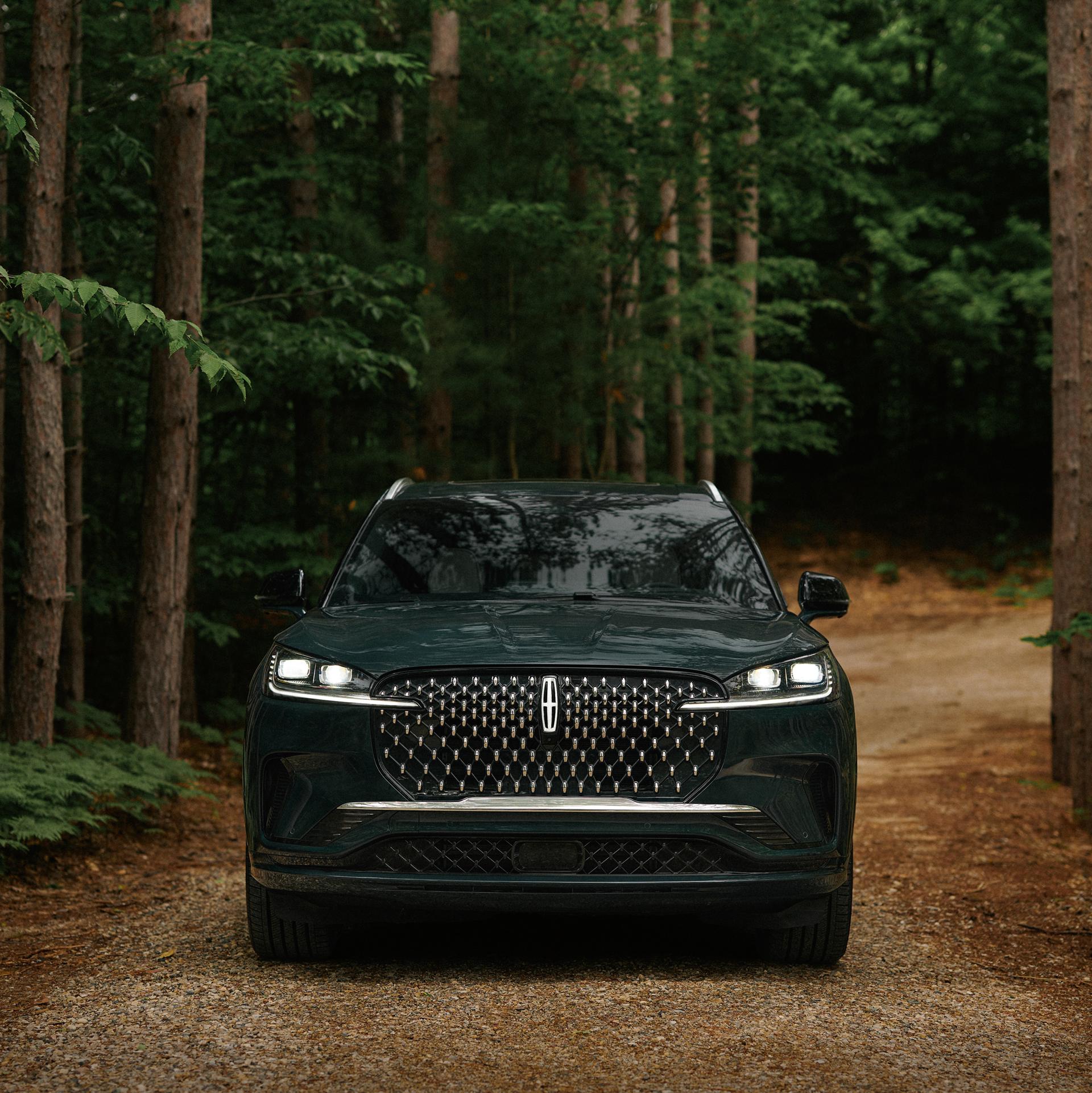 Un VUS Lincoln Aviator® 2027 circulant sur une route de campagne