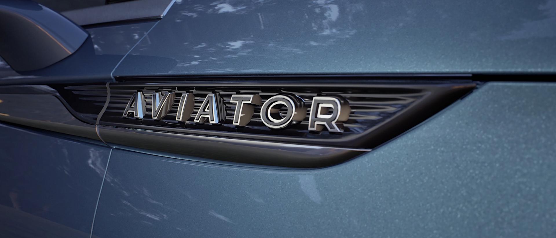 L’insigne sur le côté d’un véhicule Lincoln indique Aviator.