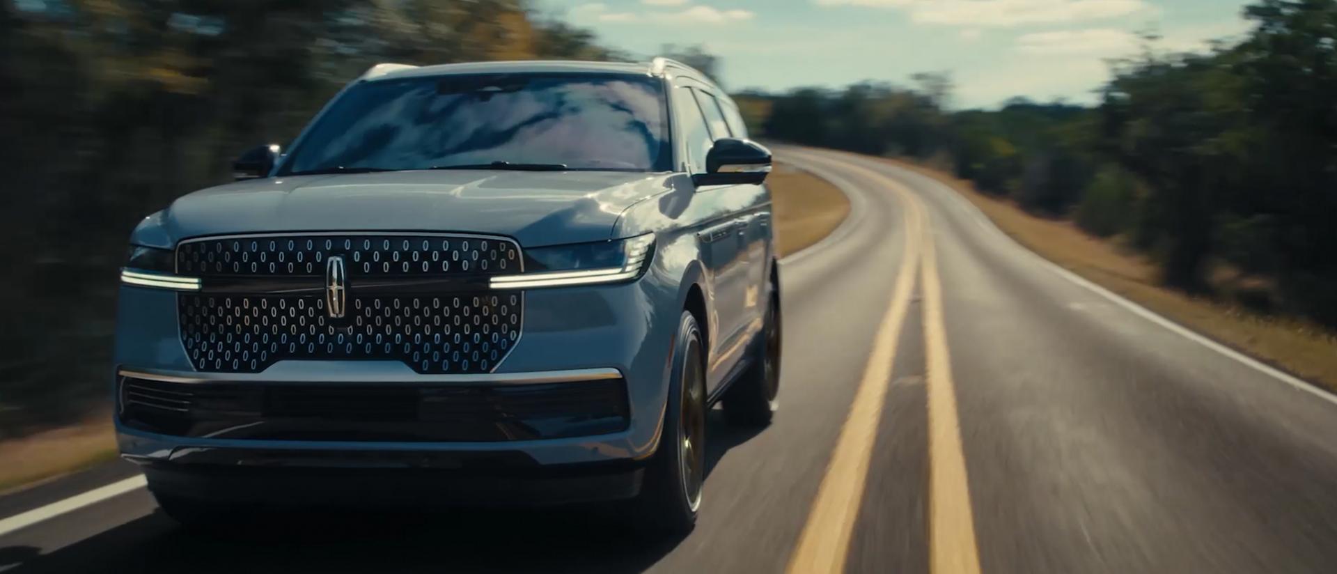 Un VUS Lincoln Navigator 2027 roule sur une route panoramique